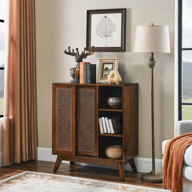 Sideboard im Mid-Century-Modern-Stil aus Rattan, Anrichte mit verstellbarem Regalboden, Füßen aus Massivholz und Rattantüren