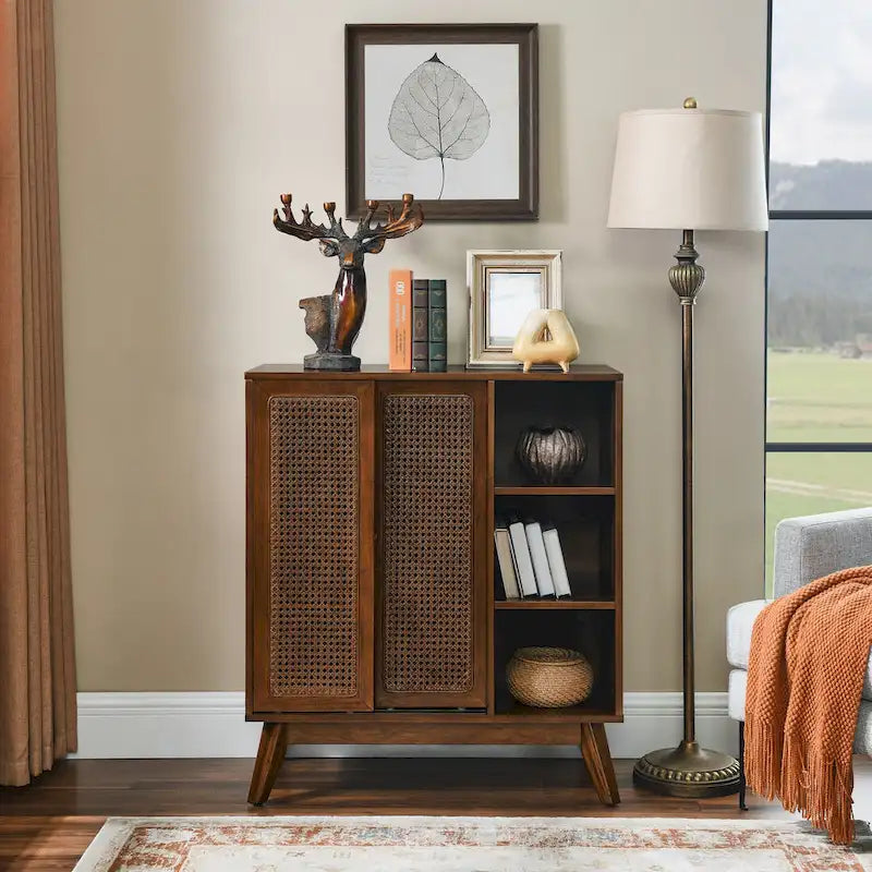 Sideboard im Mid-Century-Modern-Stil aus Rattan, Anrichte mit verstellbarem Regalboden, Füßen aus Massivholz und Rattantüren