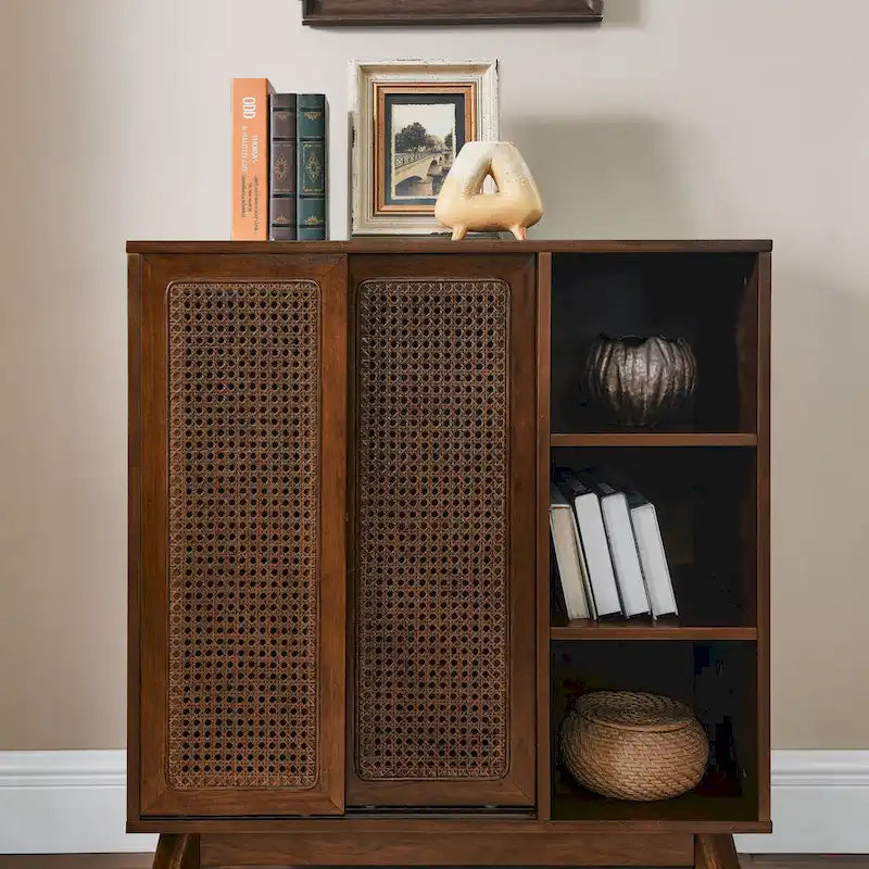 Sideboard im Mid-Century-Modern-Stil aus Rattan, Anrichte mit verstellbarem Regalboden, Füßen aus Massivholz und Rattantüren