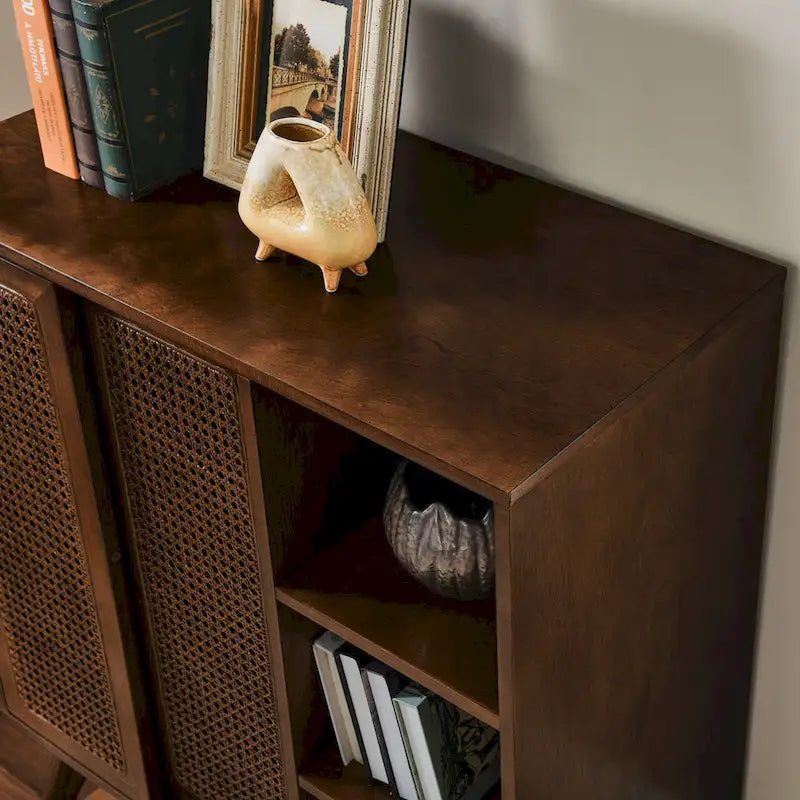 Sideboard im Mid-Century-Modern-Stil aus Rattan, Anrichte mit verstellbarem Regalboden, Füßen aus Massivholz und Rattantüren