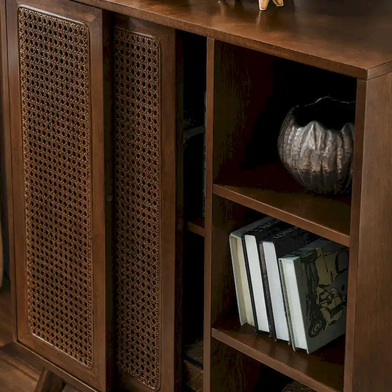 Sideboard im Mid-Century-Modern-Stil aus Rattan, Anrichte mit verstellbarem Regalboden, Füßen aus Massivholz und Rattantüren